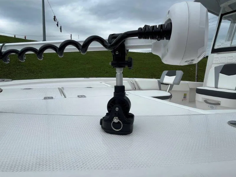 Slide: The Image of Robalo 246 Cayman 2025 - 39