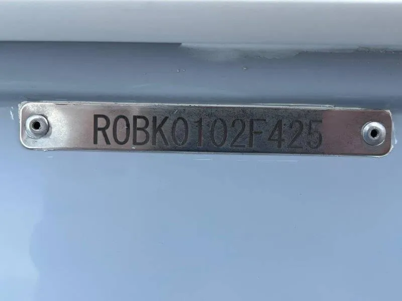 Slide: The Image of Robalo 246 Cayman 2025 - 4