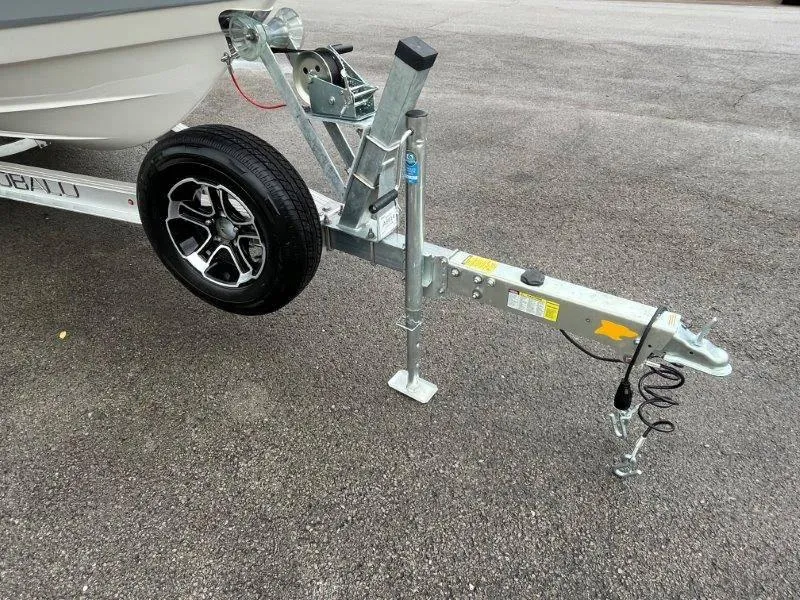 Slide: The Image of Robalo 246 Cayman 2025 - 41