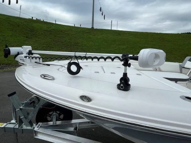 Slide: The Image of Robalo 246 Cayman 2025 - 42