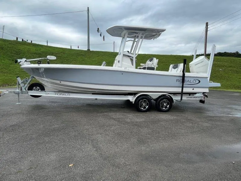 Slide: The Image of Robalo 246 Cayman 2025 - 47