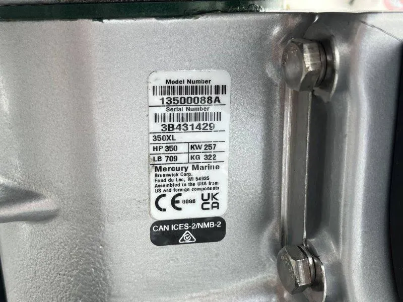 Slide: The Image of Robalo 246 Cayman 2025 - 5