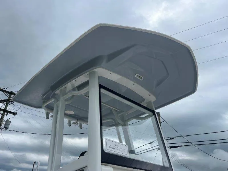 Slide: The Image of Robalo 246 Cayman 2025 - 51