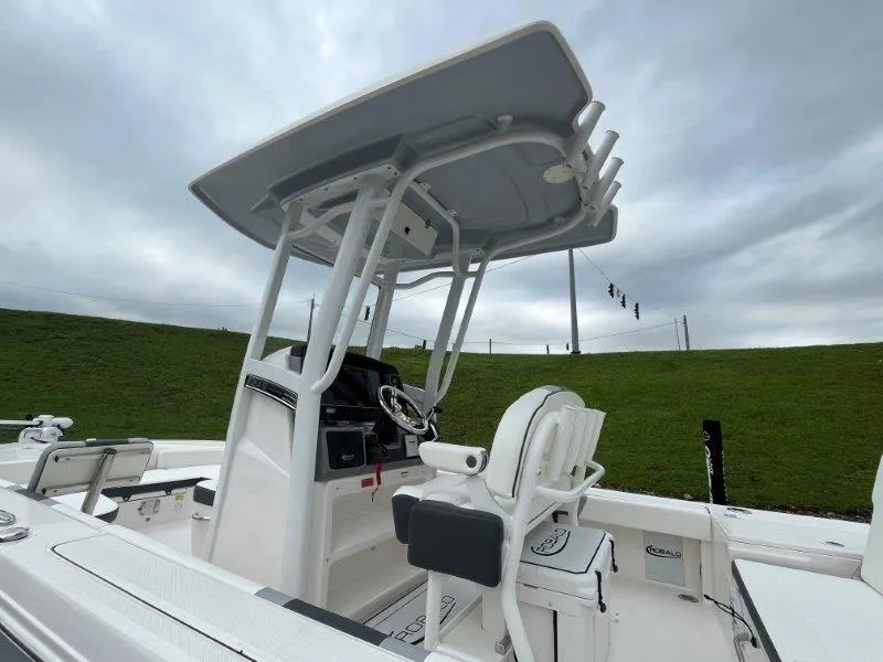 Slide: The Image of Robalo 246 Cayman 2025 - 52