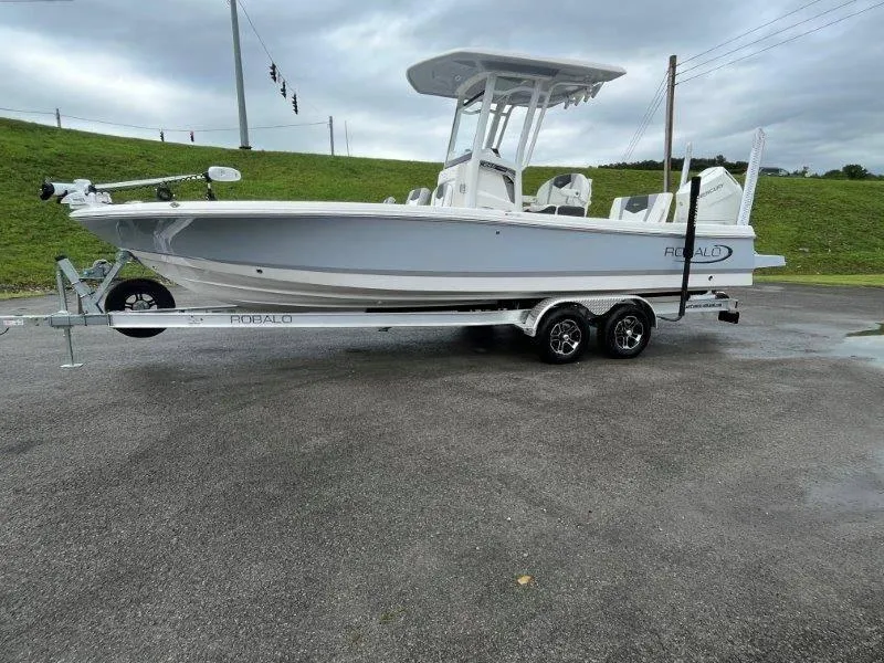 Slide: The Image of Robalo 246 Cayman 2025 - 56