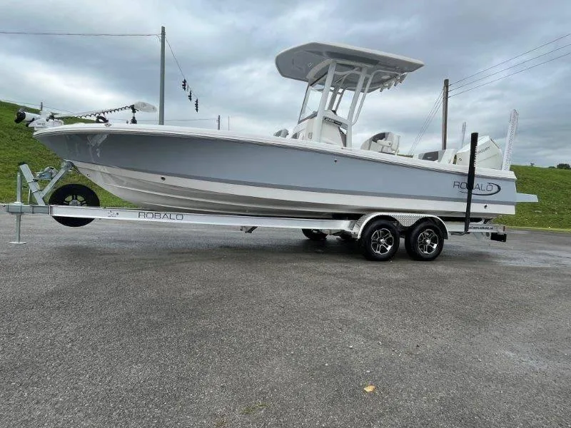 Slide: The Image of Robalo 246 Cayman 2025 - 57
