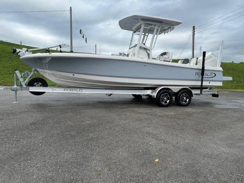 Slide: The Image of Robalo 246 Cayman 2025 - 58