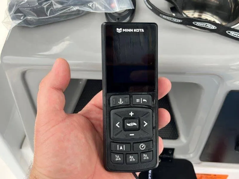 Slide: The Image of Robalo 246 Cayman 2025 - 59