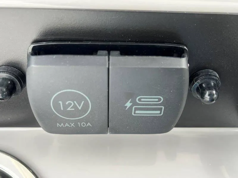 Slide: The Image of Robalo 246 Cayman 2025 - 61