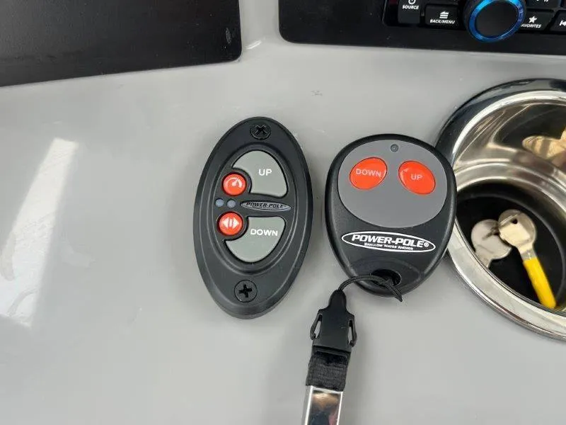 Slide: The Image of Robalo 246 Cayman 2025 - 62