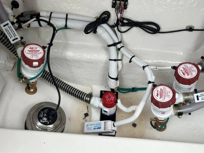 Slide: The Image of Robalo 246 Cayman 2025 - 64