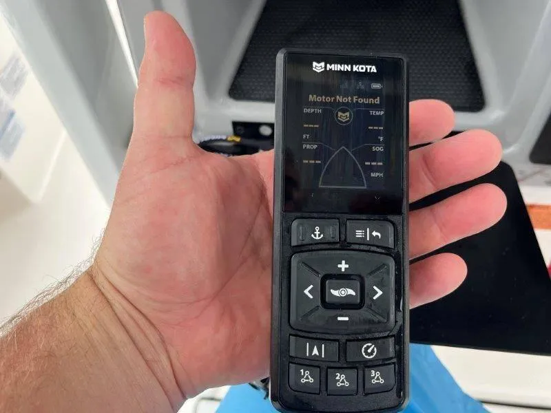 Slide: The Image of Robalo 246 Cayman 2025 - 65