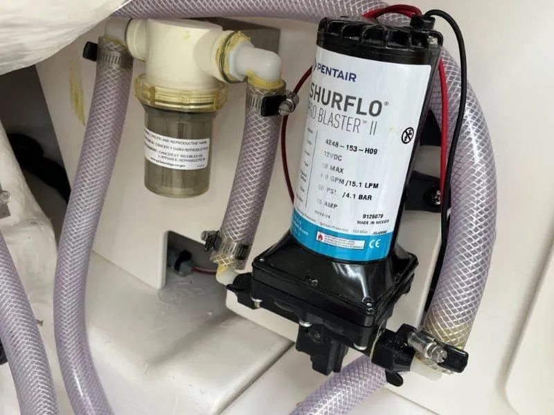 Slide: The Image of Robalo 246 Cayman 2025 - 67