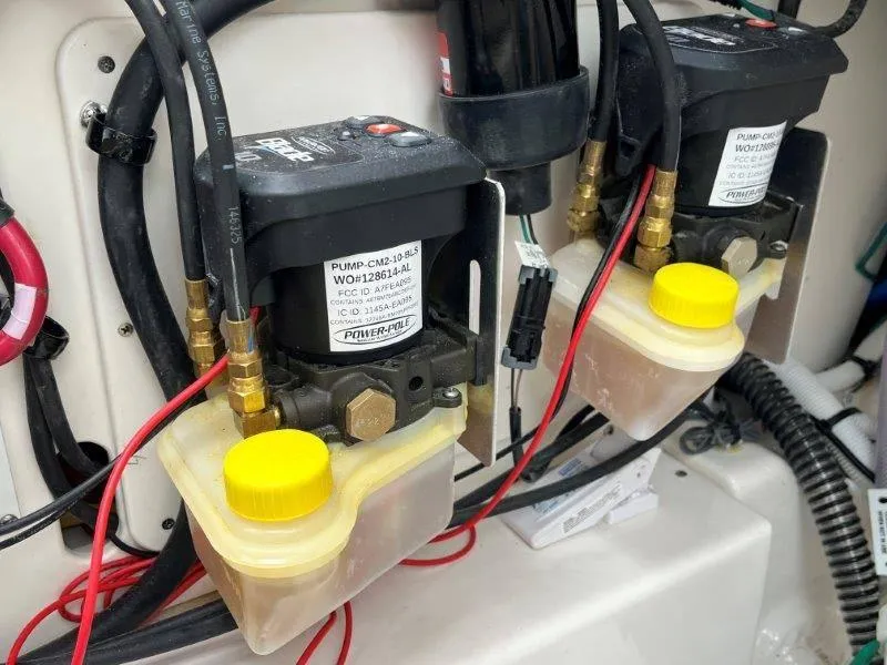 Slide: The Image of Robalo 246 Cayman 2025 - 68