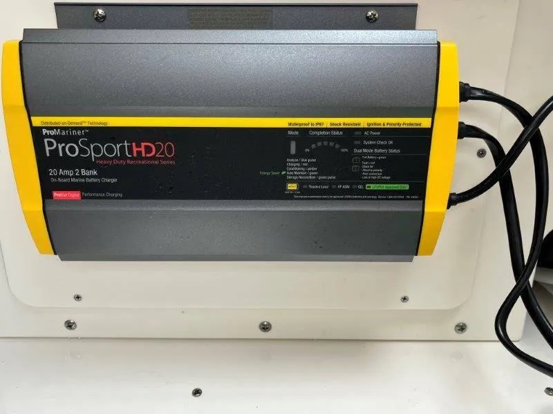 Slide: The Image of Robalo 246 Cayman 2025 - 69