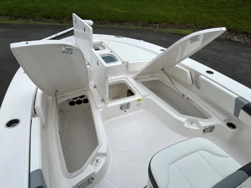 Slide: The Image of Robalo 246 Cayman 2025 - 7