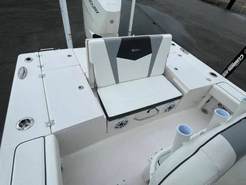 Slide: The Image of Robalo 246 Cayman 2025 - 72