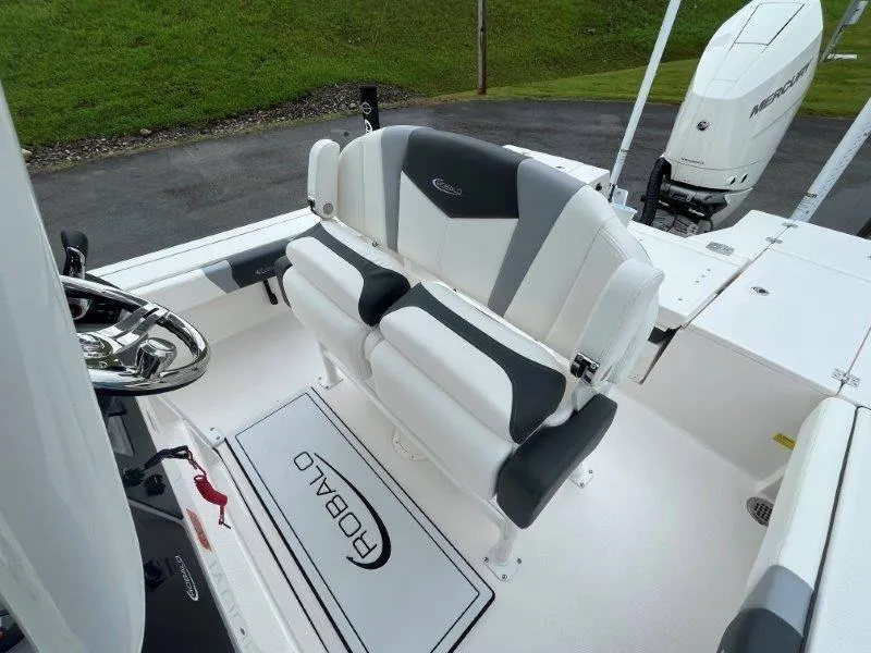 Slide: The Image of Robalo 246 Cayman 2025 - 76