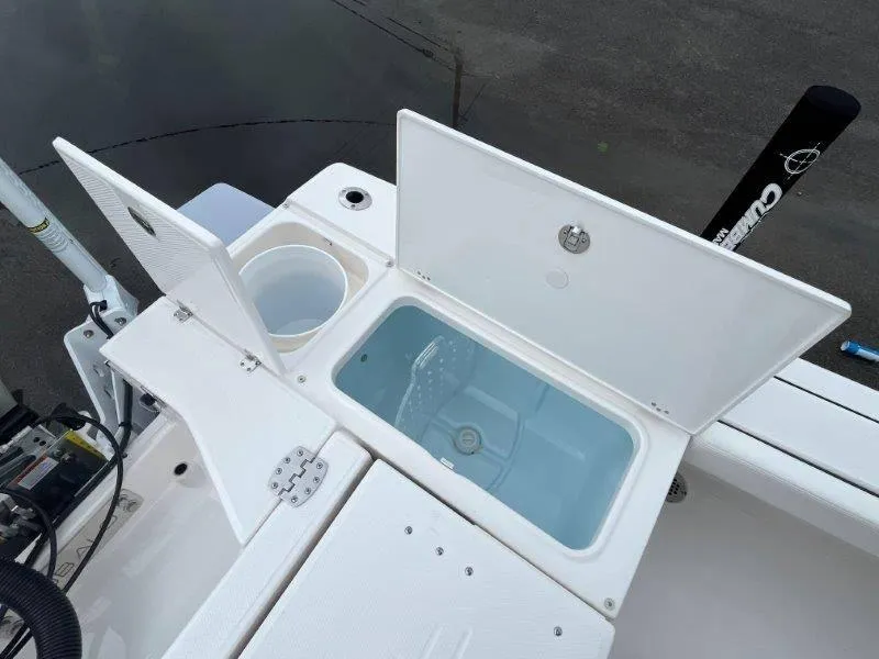 Slide: The Image of Robalo 246 Cayman 2025 - 78