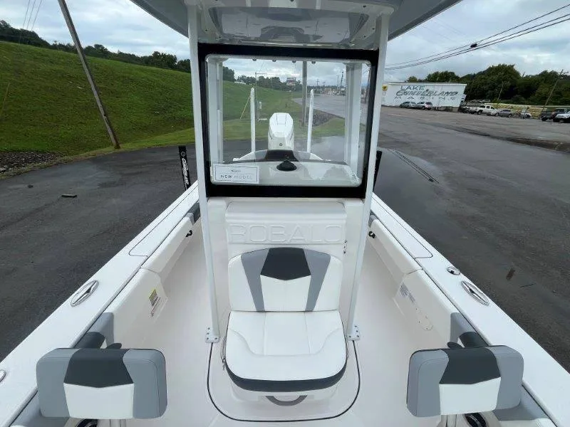 Slide: The Image of Robalo 246 Cayman 2025 - 79