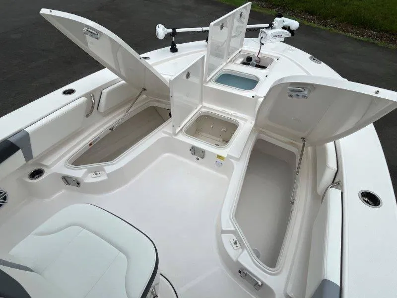 Slide: The Image of Robalo 246 Cayman 2025 - 8