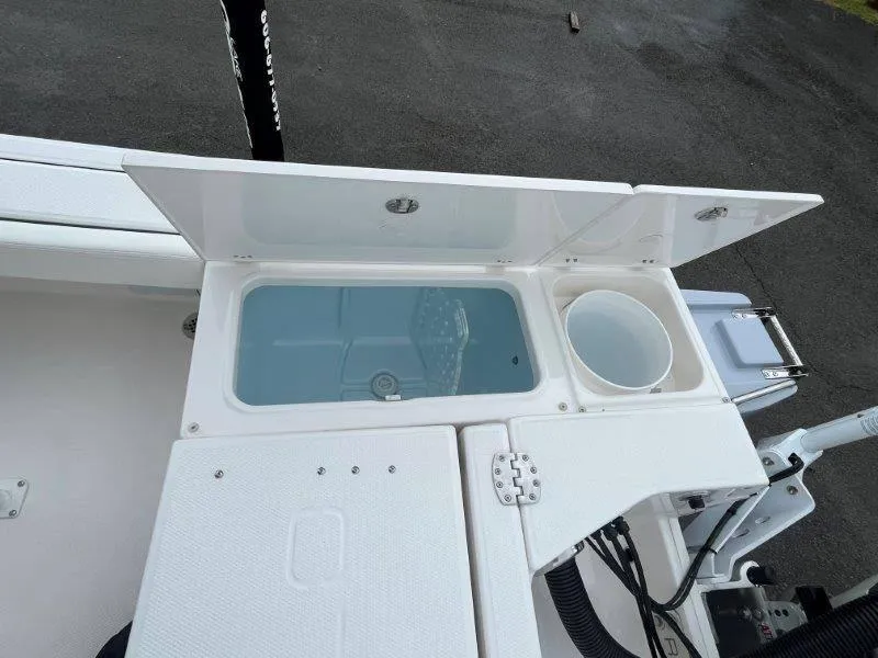 Slide: The Image of Robalo 246 Cayman 2025 - 80