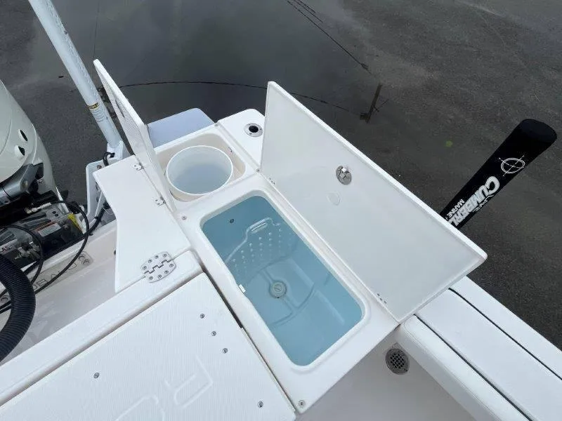 Slide: The Image of Robalo 246 Cayman 2025 - 82