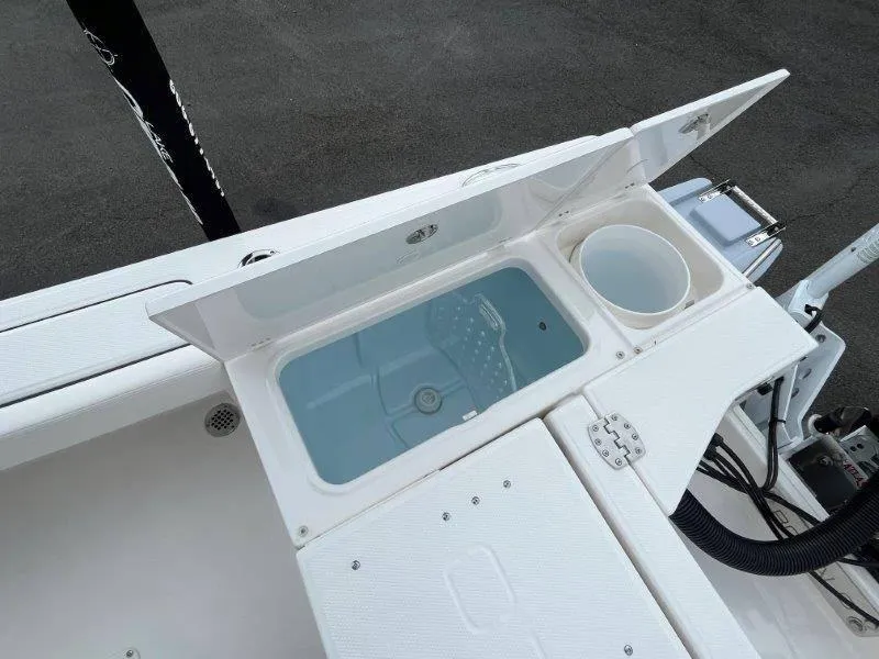 Slide: The Image of Robalo 246 Cayman 2025 - 85