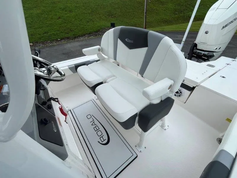 Slide: The Image of Robalo 246 Cayman 2025 - 86