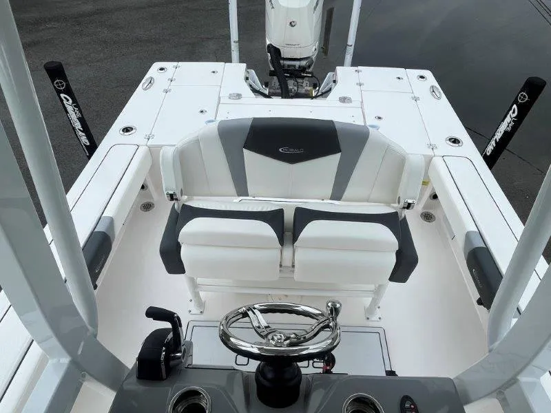 Slide: The Image of Robalo 246 Cayman 2025 - 87