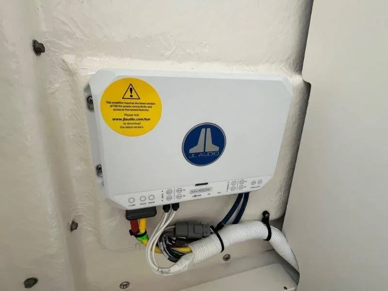 Slide: The Image of Robalo 246 Cayman 2025 - 89