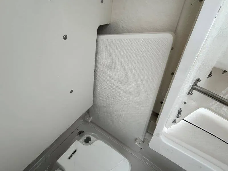 Slide: The Image of Robalo 246 Cayman 2025 - 90