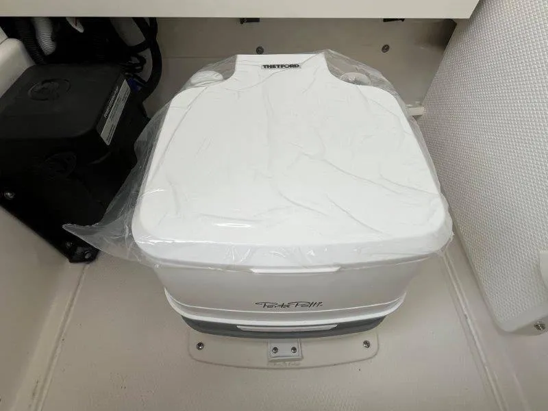 Slide: The Image of Robalo 246 Cayman 2025 - 92