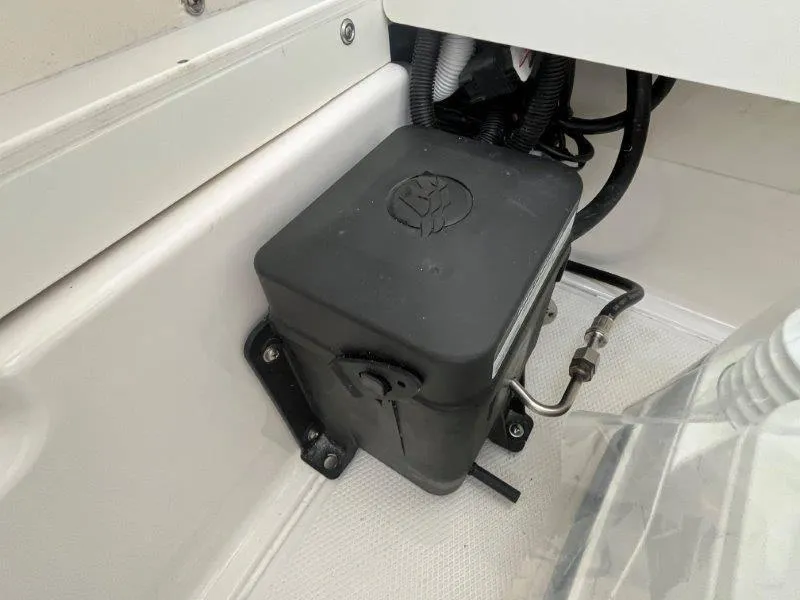 Slide: The Image of Robalo 246 Cayman 2025 - 93