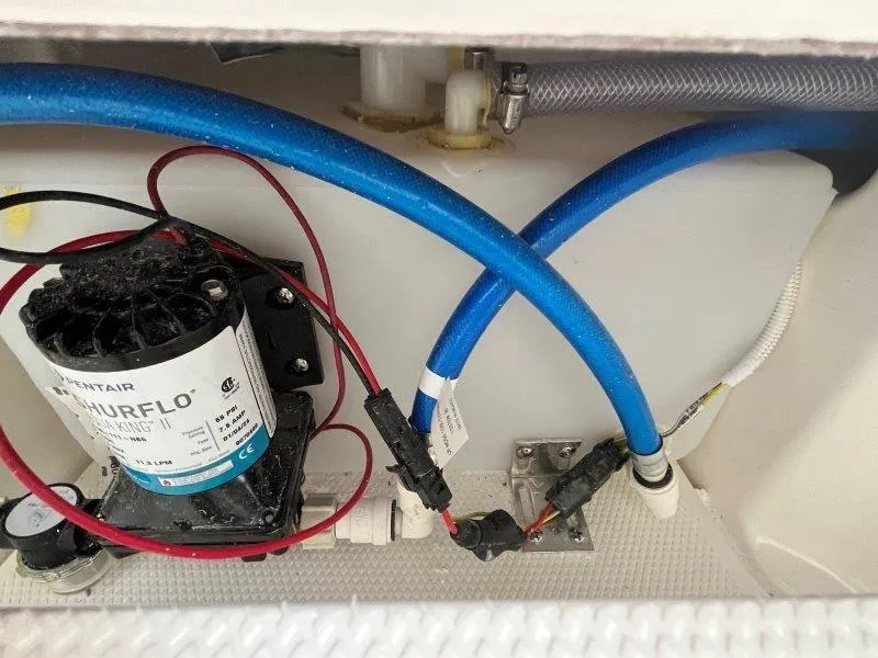 Slide: The Image of Robalo 246 Cayman 2025 - 94