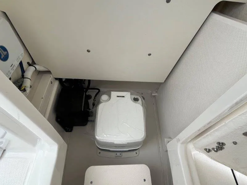 Slide: The Image of Robalo 246 Cayman 2025 - 95