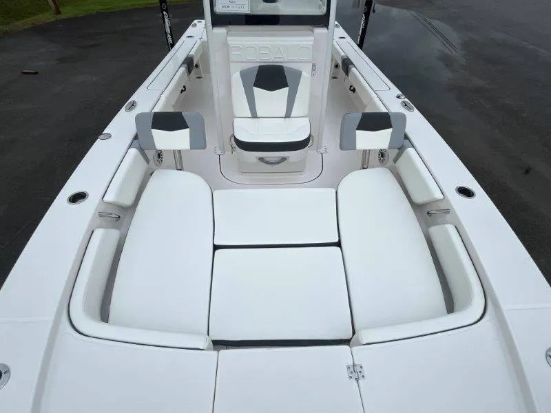 Slide: The Image of Robalo 246 Cayman 2025 - 96