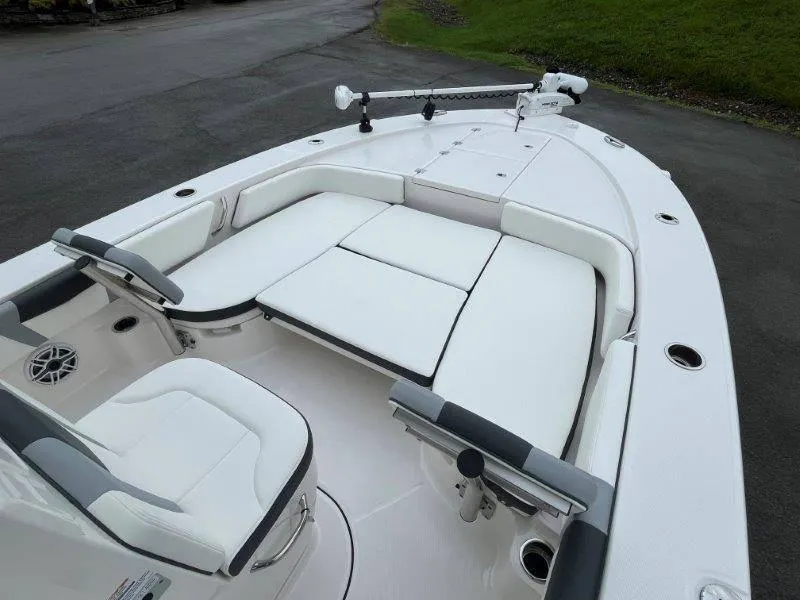 Slide: The Image of Robalo 246 Cayman 2025 - 97