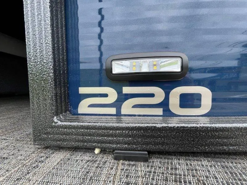 Slide: The Image of Crest Classic Fish 220 SF 2023 - 86