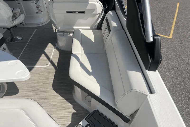 Slide: The Image of Sea Ray SLX 280 2018 - 24