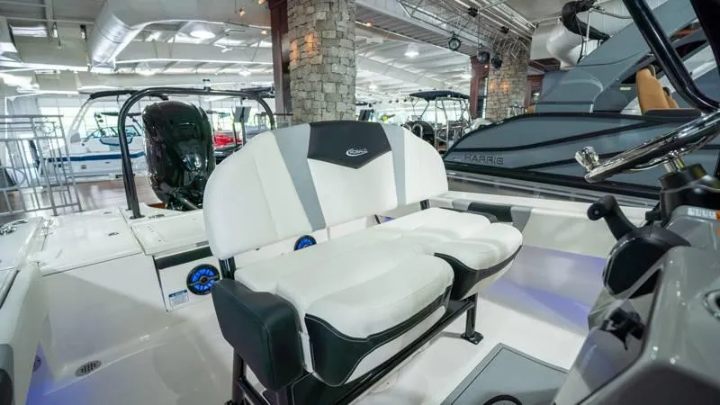 Slide: The Image of Robalo 266 Cayman 2024 - 25