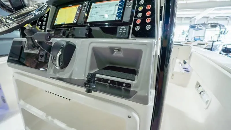Slide: The Image of Robalo 266 Cayman 2024 - 28