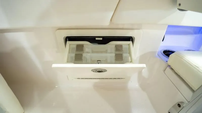 Slide: The Image of Robalo 266 Cayman 2024 - 36