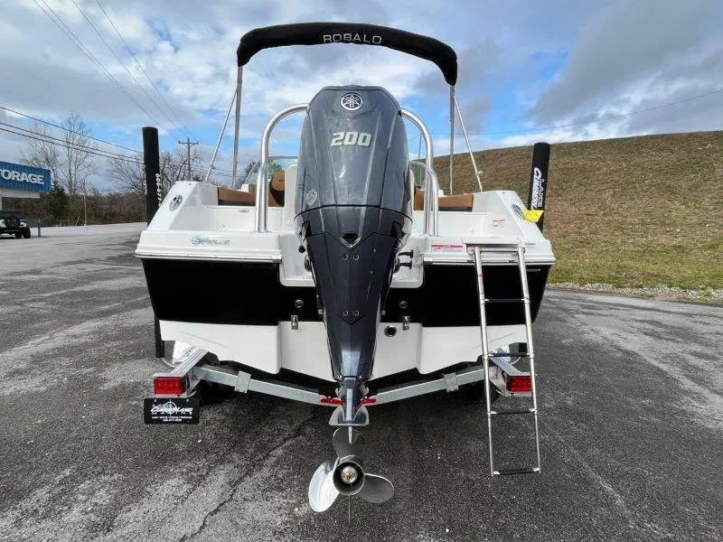 Slide: The Image of Robalo R207 2024 - 50