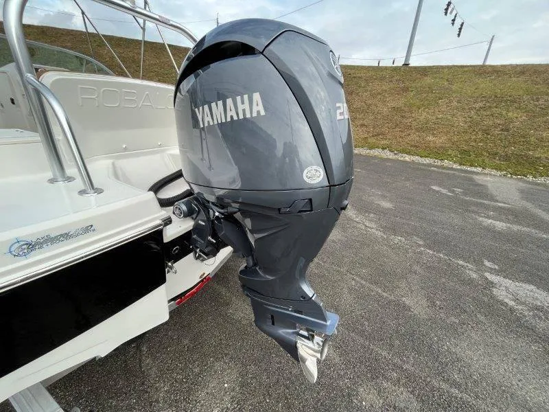 Slide: The Image of Robalo R207 2024 - 51