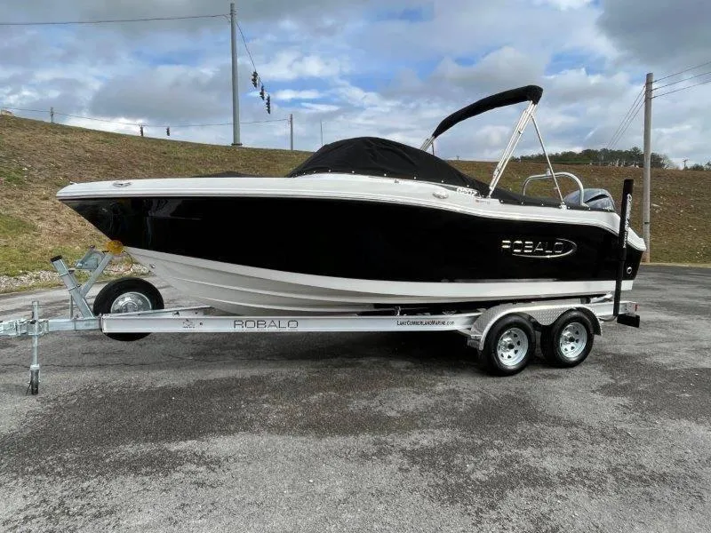 Slide: The Image of Robalo R207 2024 - 52