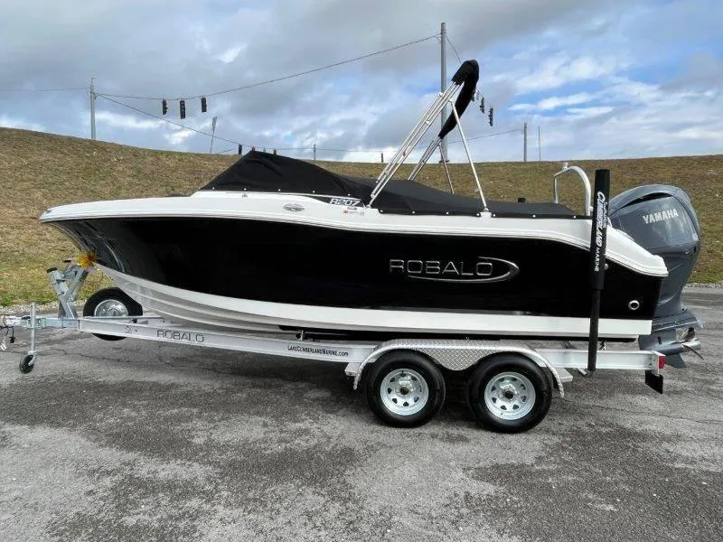 Slide: The Image of Robalo R207 2024 - 53