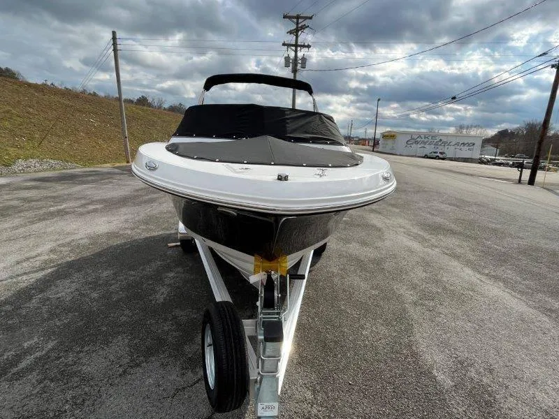 Slide: The Image of Robalo R207 2024 - 54