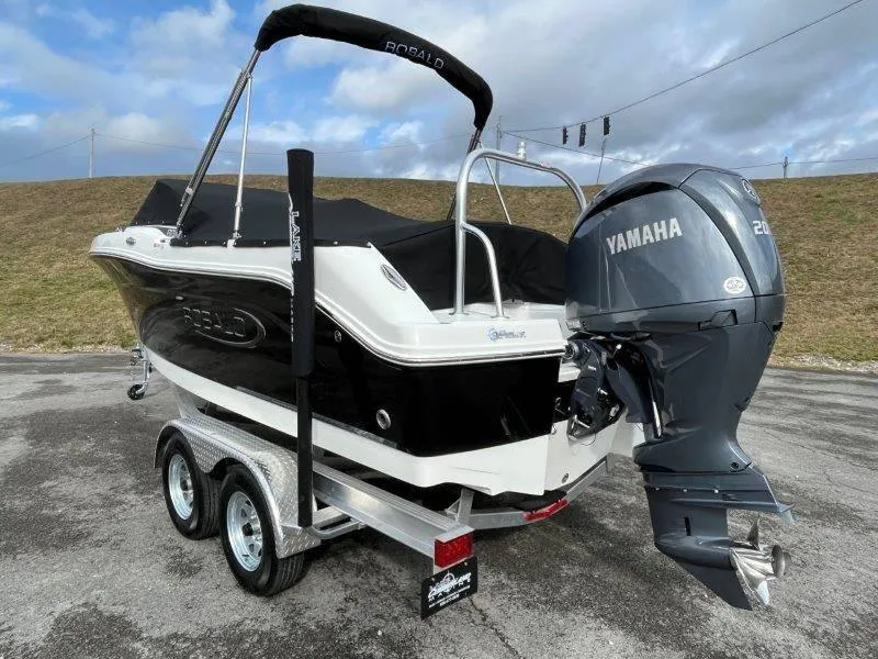 Slide: The Image of Robalo R207 2024 - 55