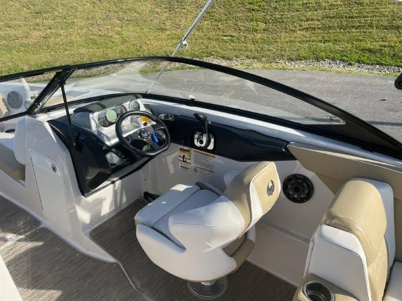 Slide: The Image of Scarab 255 SBHO Platinum 2017 - 29